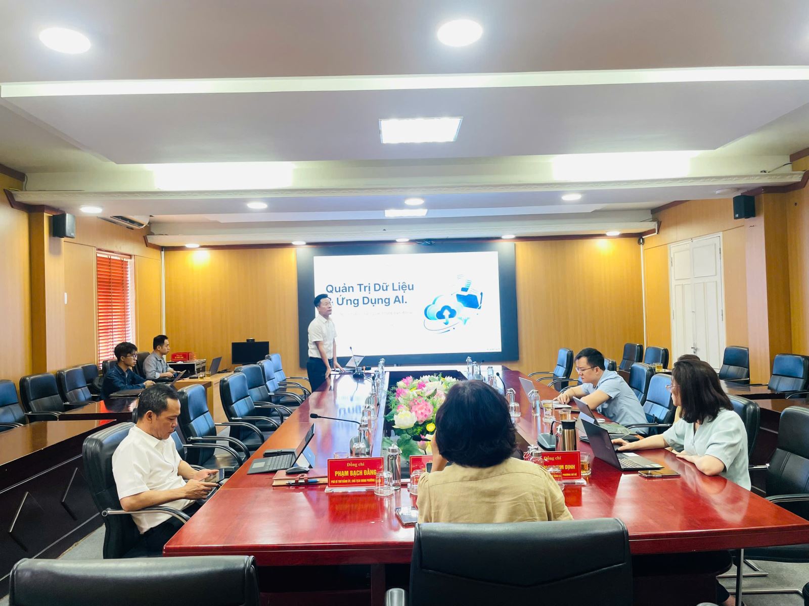 TS Lê Đức Thuận trực tiếp đinh hướng, hướng dẫn cho các đồng chí về ứng dụng các công cụ số trong công tác quản lý